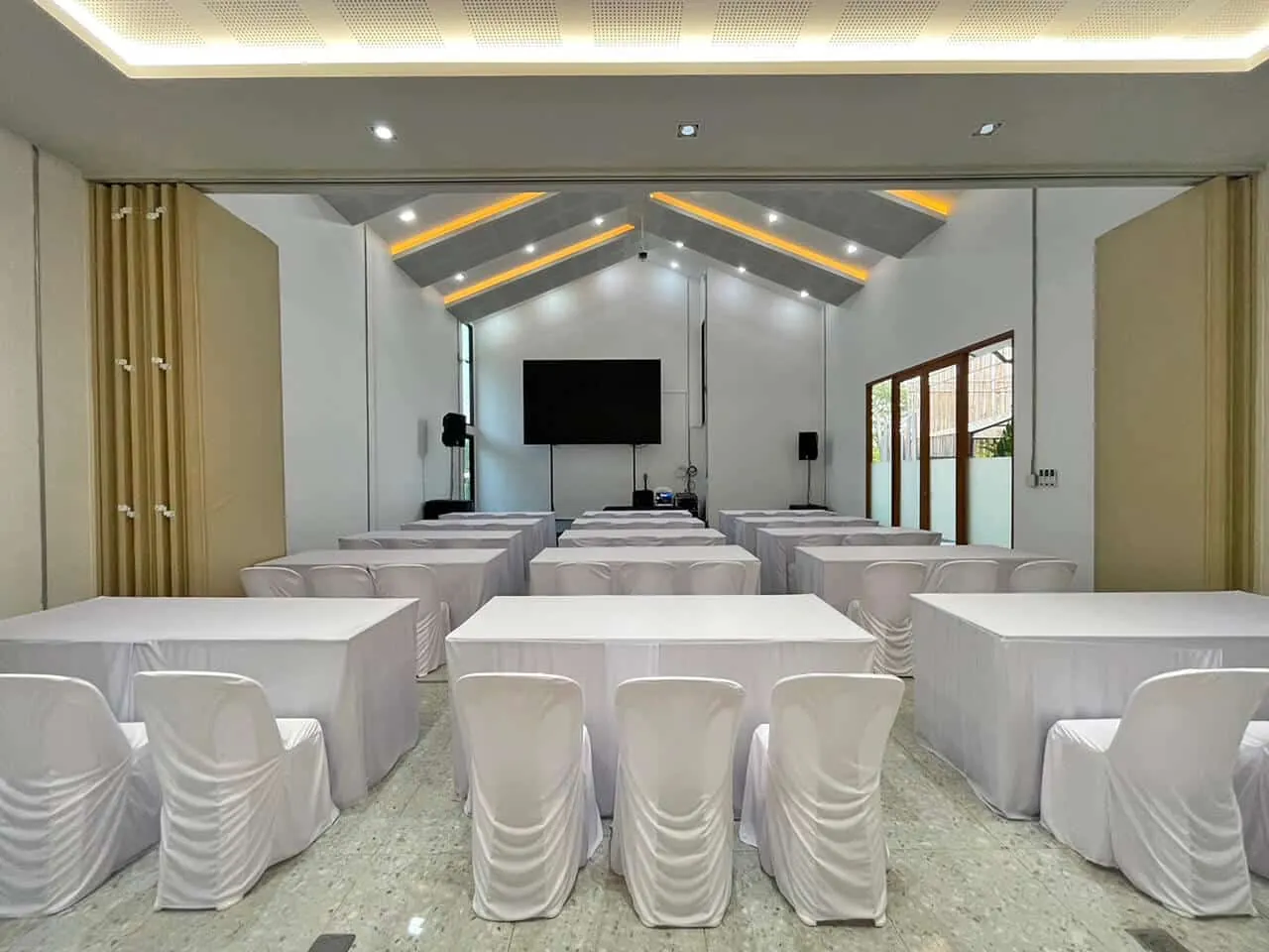 รูปแบบห้องประชุม หน้ากระดาน